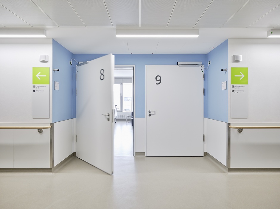 Gleitschienentürschließersystem TS 5000 R-ISM  im Klinikum Stuttgart