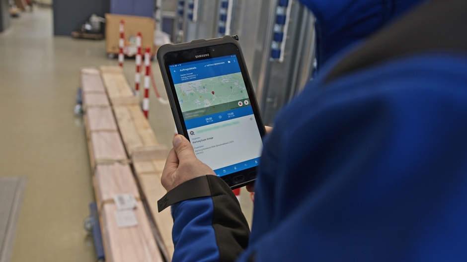 Tablet mit Service App im Einsatz mit dem Monteur