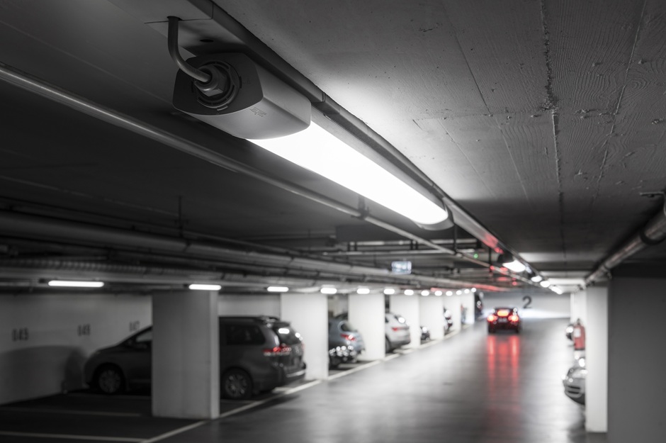 Langfeldleuchten von Steinel in einer Tiefgarage