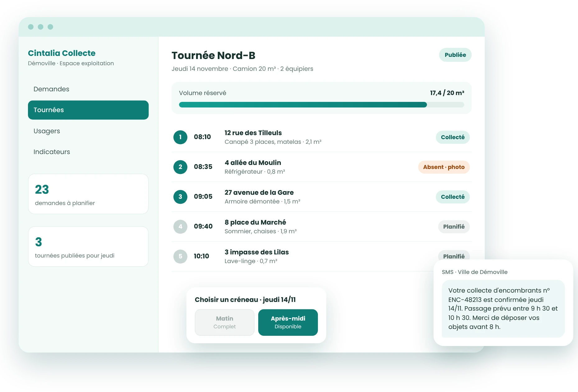 Une conseillère montre à une candidate la carte des zones accessibles dans Cintalia Emploi