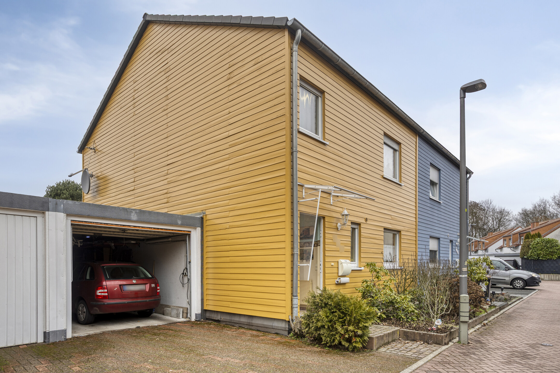 Doppelhaushälfte mit Garage, 4 Zimmern, Terrasse & sonnigem Garten in Stadtnähe!