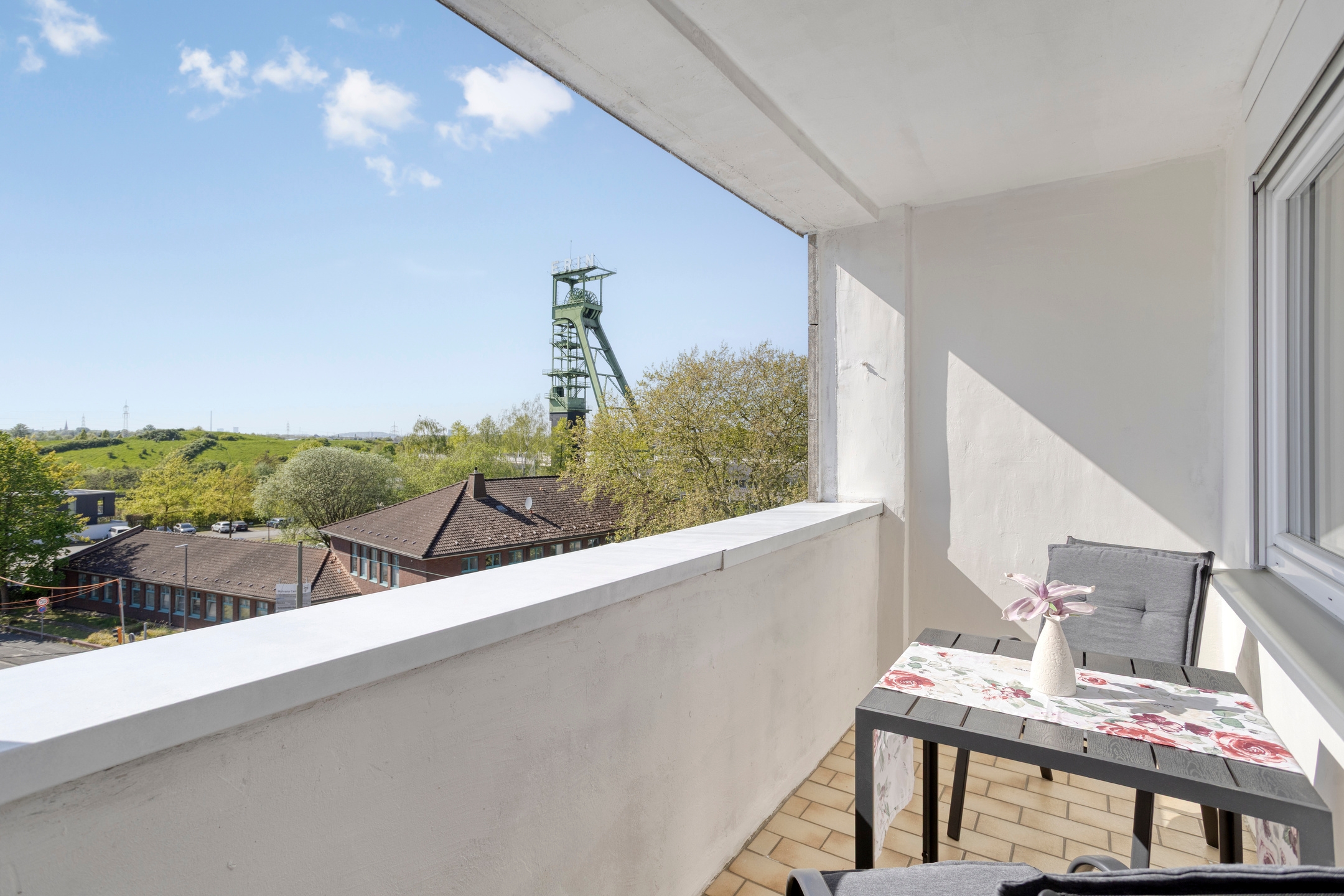 Blick auf den Erinpark! 3-Zimmer-Wohnung mit West-Balkon – Aufzug, Heizung & Dach erneuert