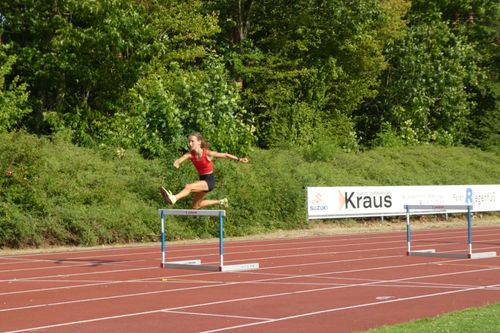 Magdalena Brehm glänzt mit Bestzeit über 300 m Hürden in Erlangen