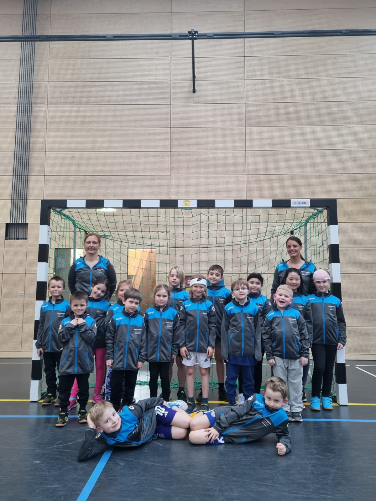 Neue Trikots und Trainingsjacken für unsere Handballminis 