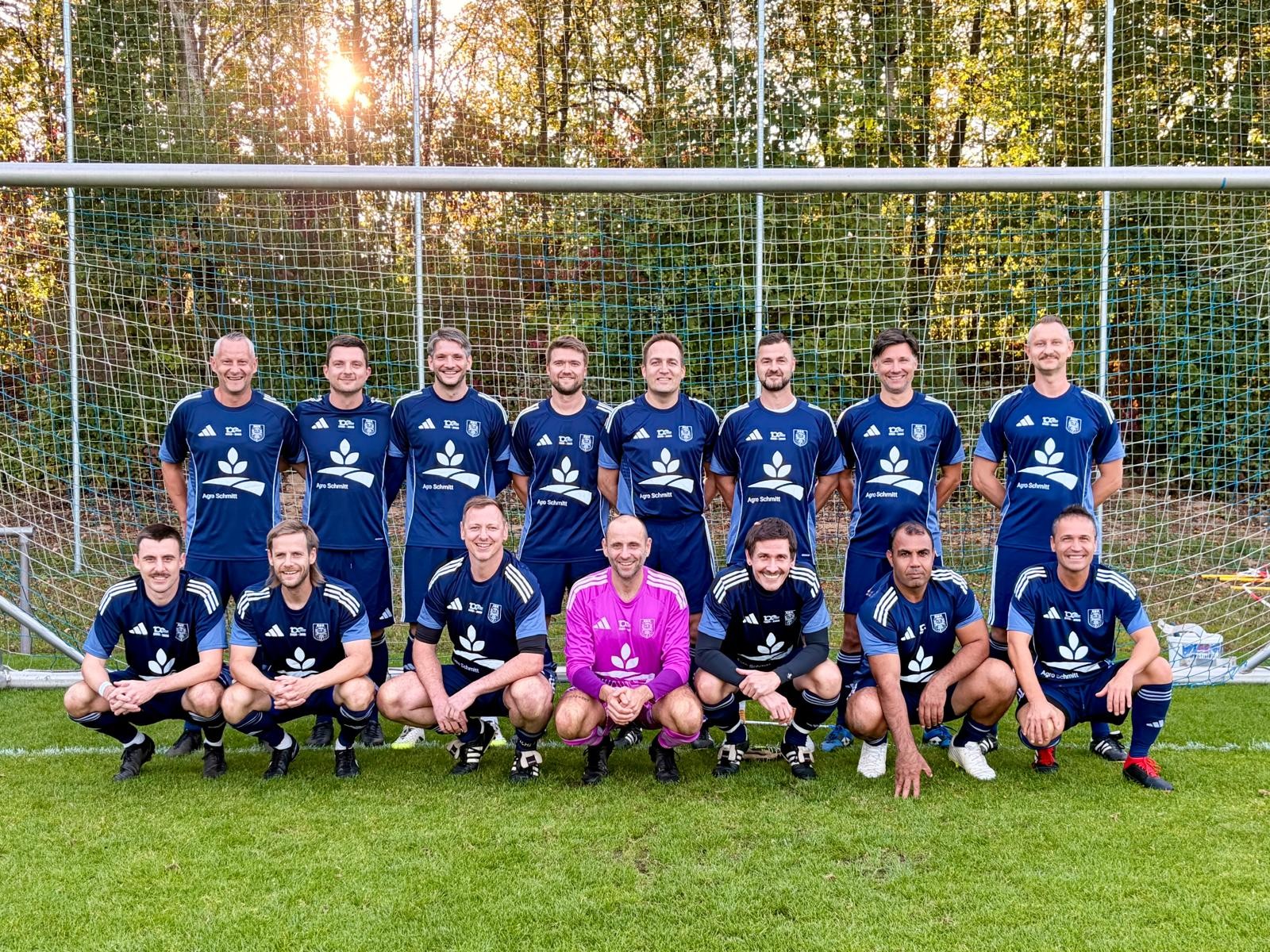 Jubiläums-Dress für unsere Fußball Ü32 – Herzlichen Dank an unsere Sponsoren!