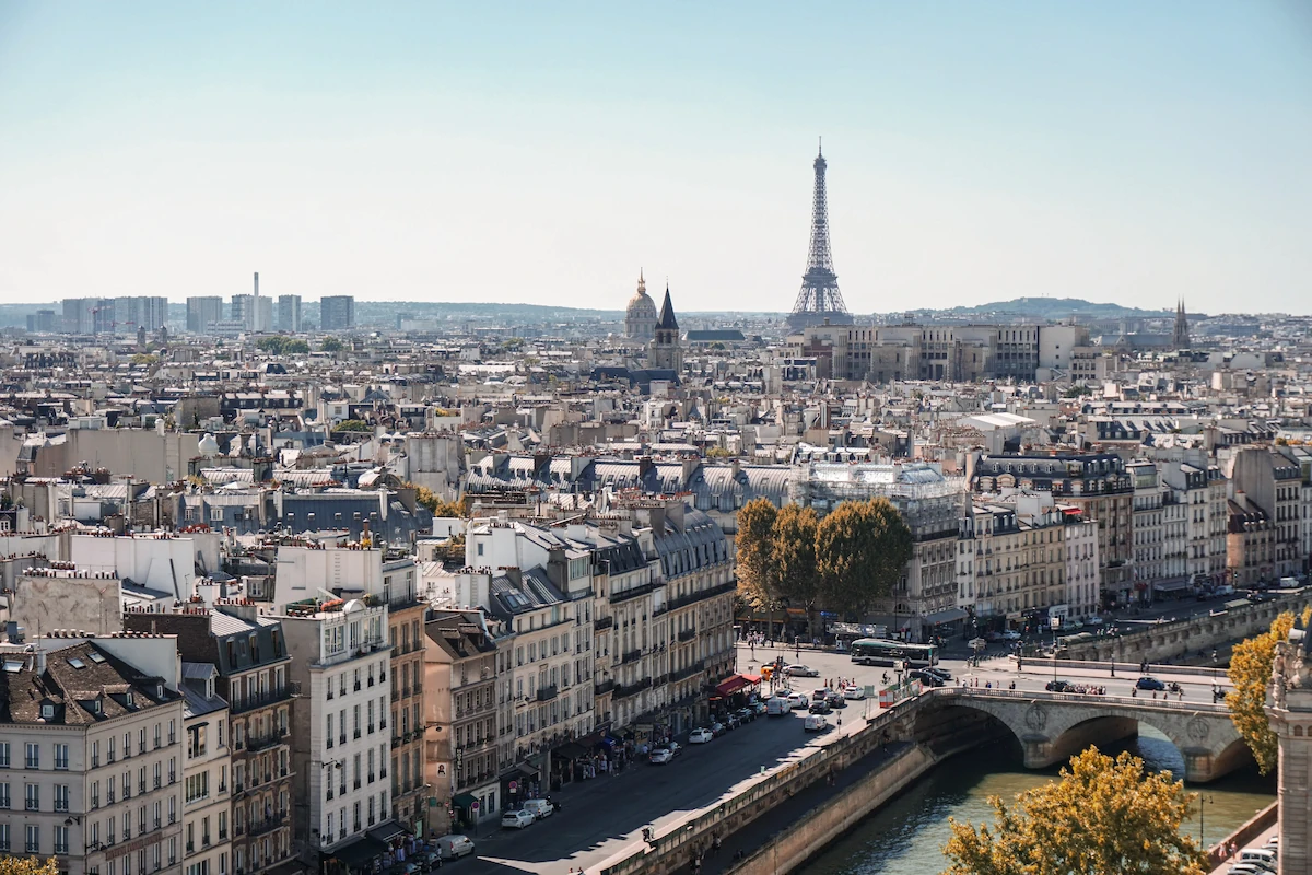 Photo de Paris et la Tour Eiffel avec un ciel bleu