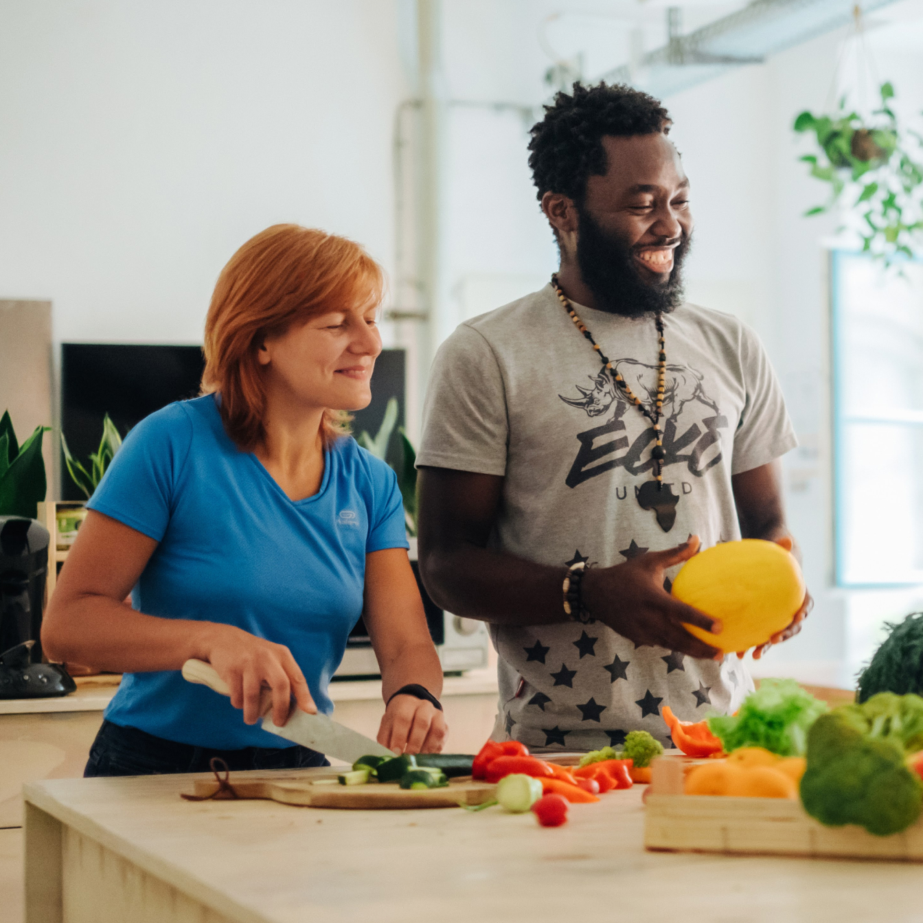 Zwei Menschen beim gemeinsamen Kochen
