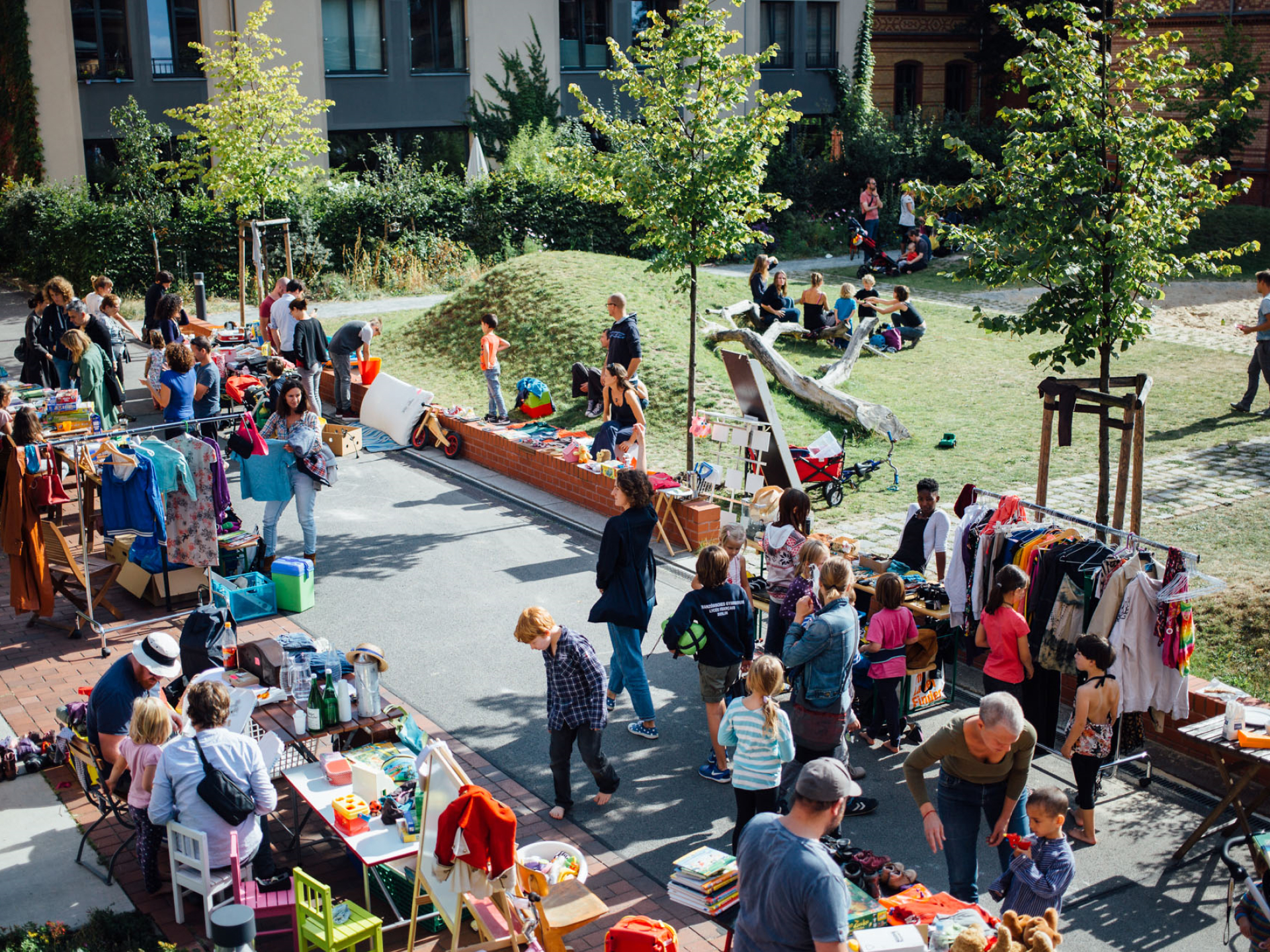 Hofflohmarkt mit vielen Menschen und Ständen