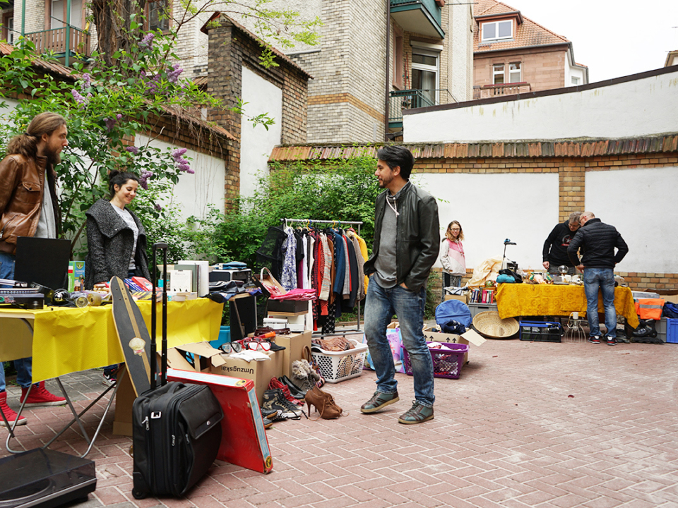 Ein Mensch, der über einen Flohmarkt schlendert