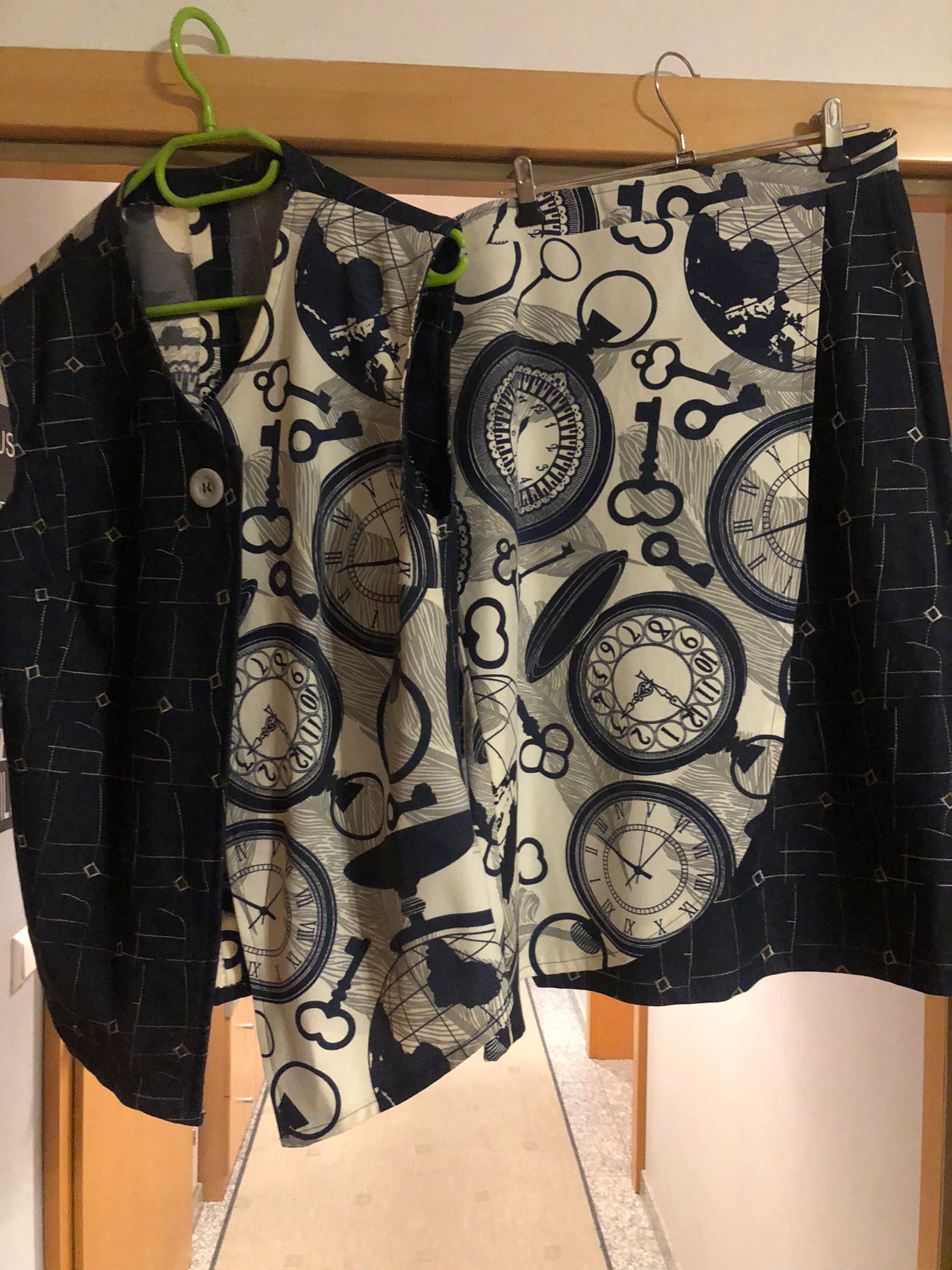 Gilet und Rock mit verschiedenen Stoffen