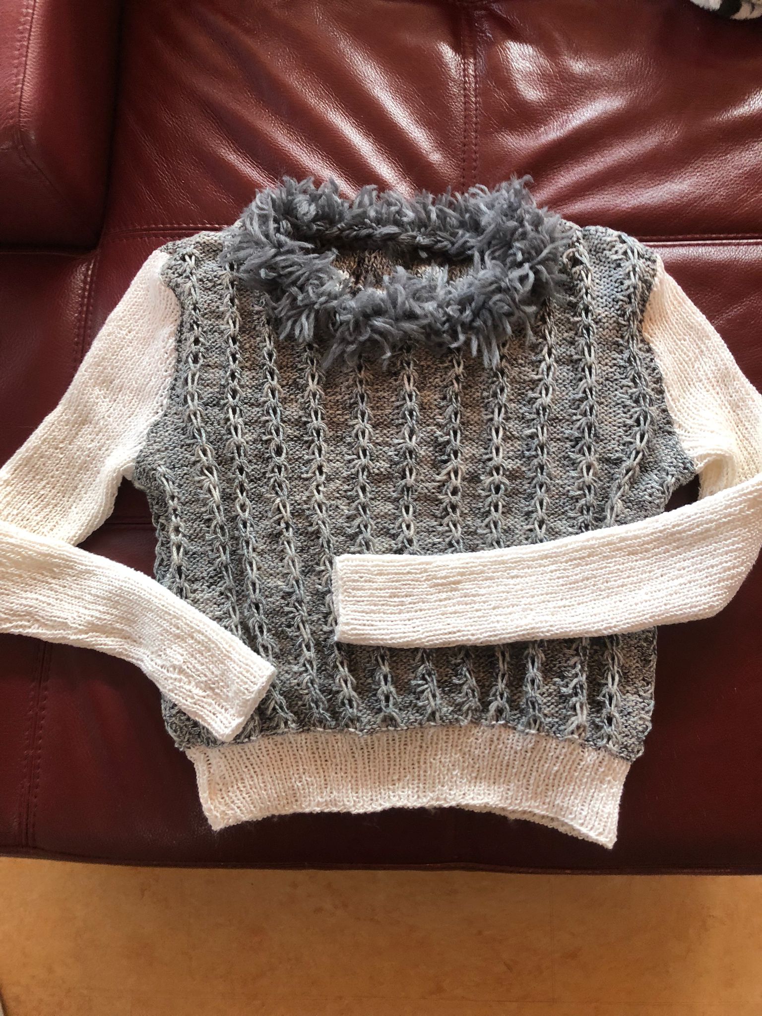 grau-weißer Pulli