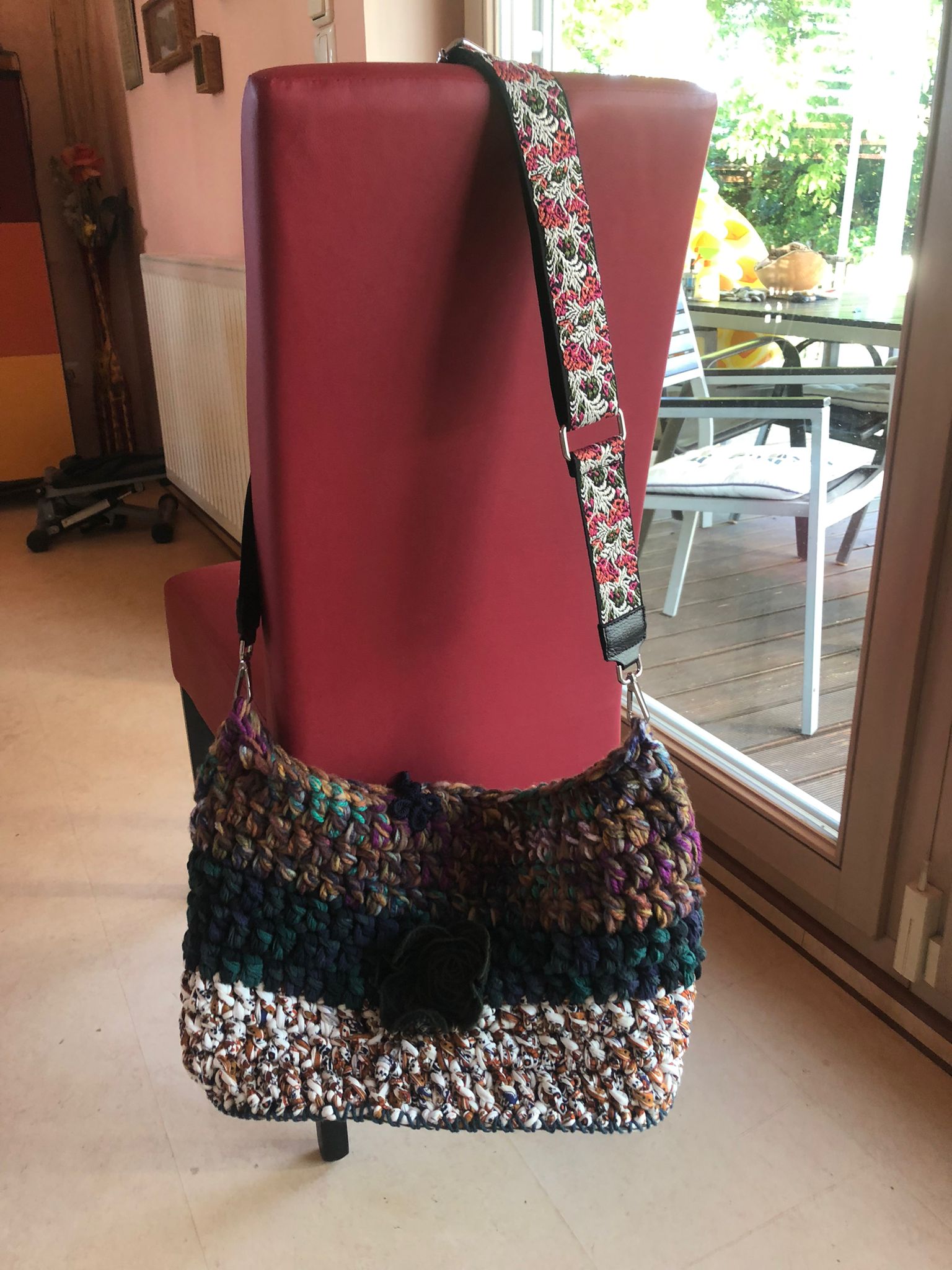 große Tasche aus Stoffbändchen
