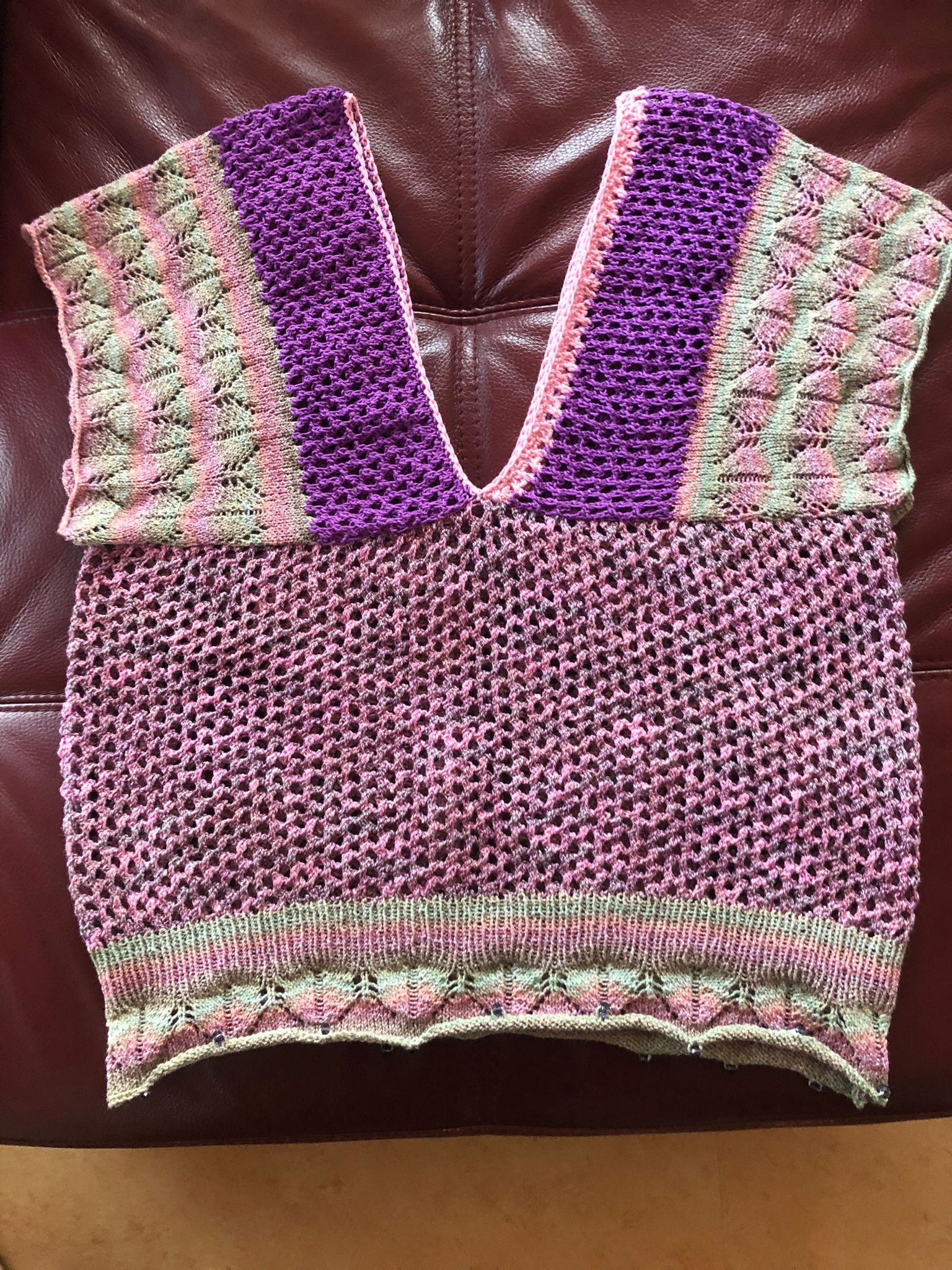 bunter Pulli mit V-Ausschnitt