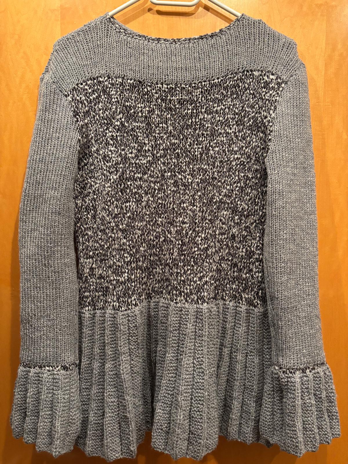 Grau-schwarzer Pulli 