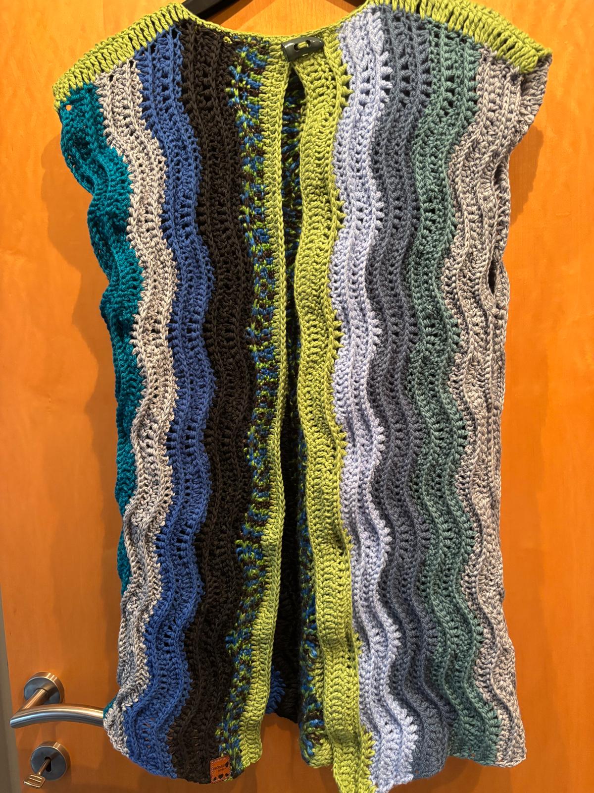 Ärmellose Weste im Wellenmuster