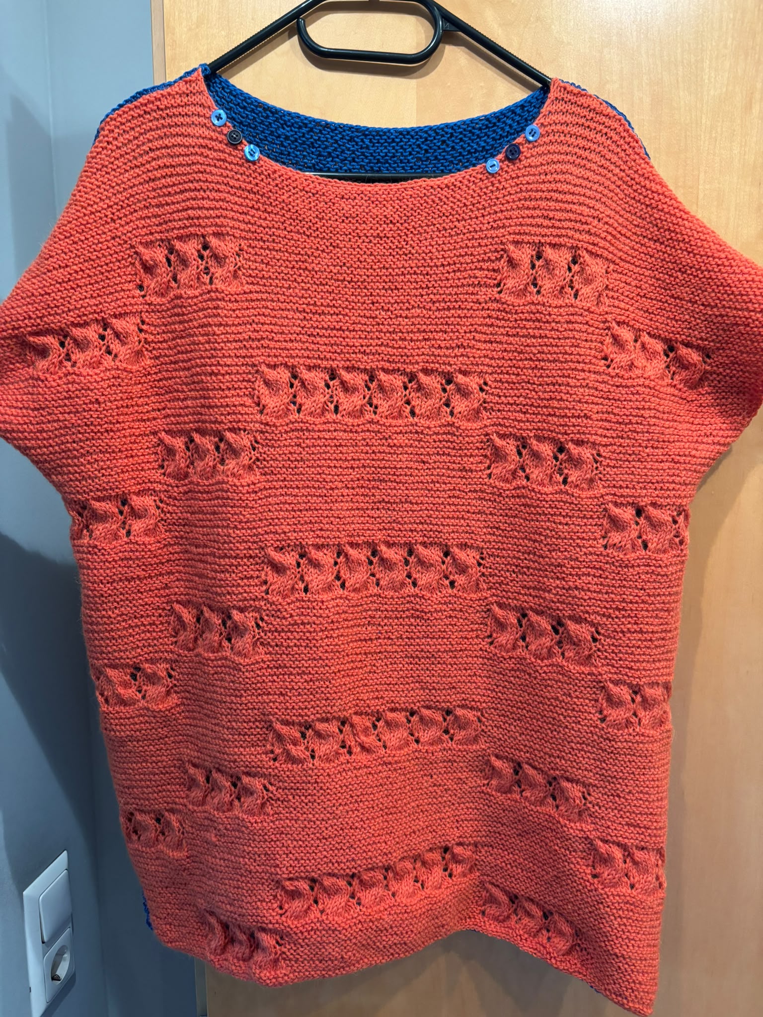 Orange blauer Pulli 