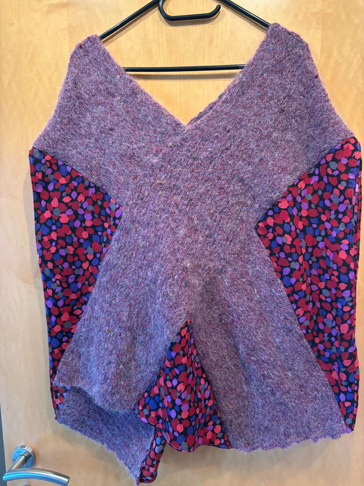Lila Pulli aus Wolle und Stoff 