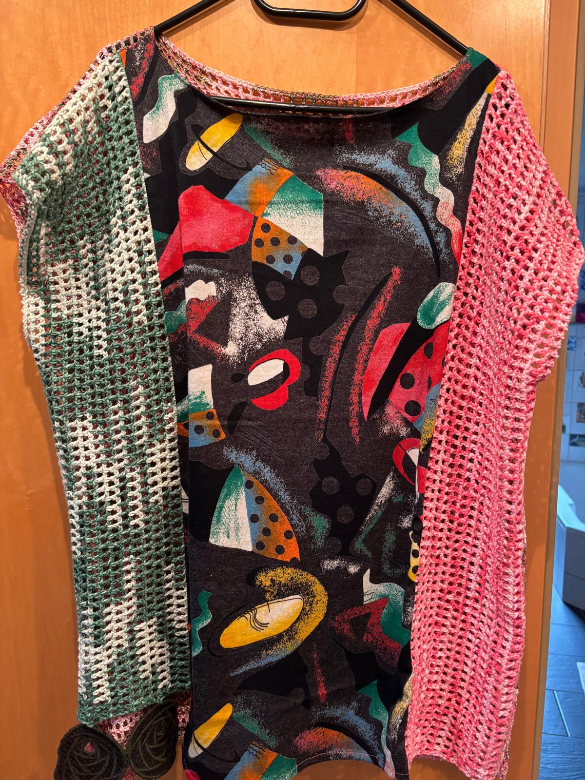 Bunter Pulli aus Wolle und Stoff