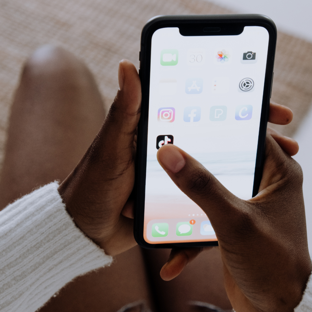 Exemples visuels d'accroches TikTok — structure du hook et texte à l’écran