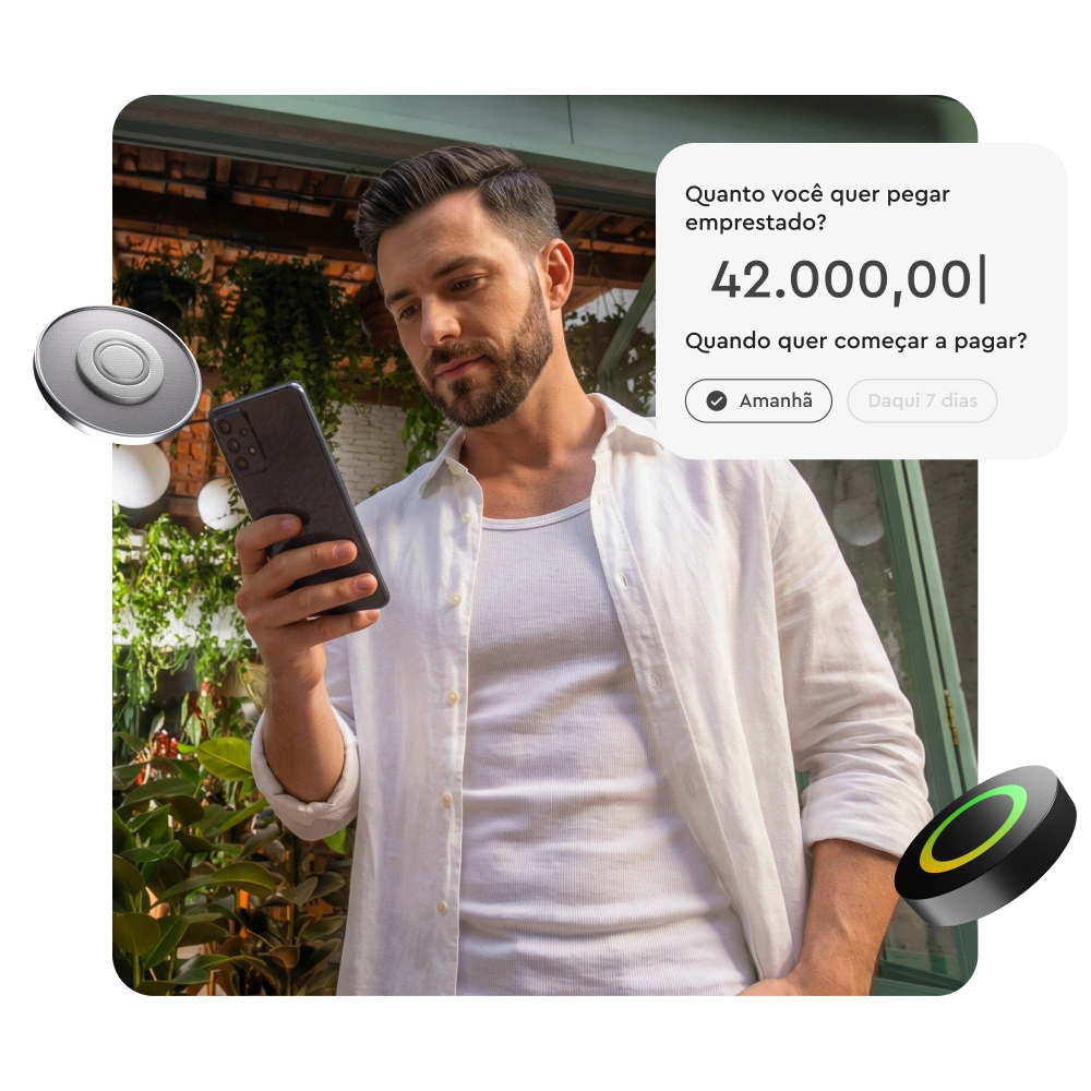 Homem segurando um smartphone com notificações na tela. Uma notificação mostra que um empréstimo de R$ 4.200,00 foi aprovado. Outra notificação sugere simular um empréstimo com um valor ajustável. O ambiente ao fundo é ao ar livre, com plantas ao redor.