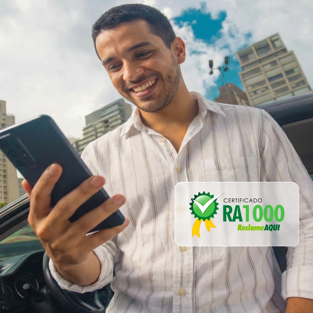 Certificado RA1000 do ReclameAQUI sobreposto à imagem de uma mulher sorrindo enquanto usa um smartphone, com edifícios ao fundo.