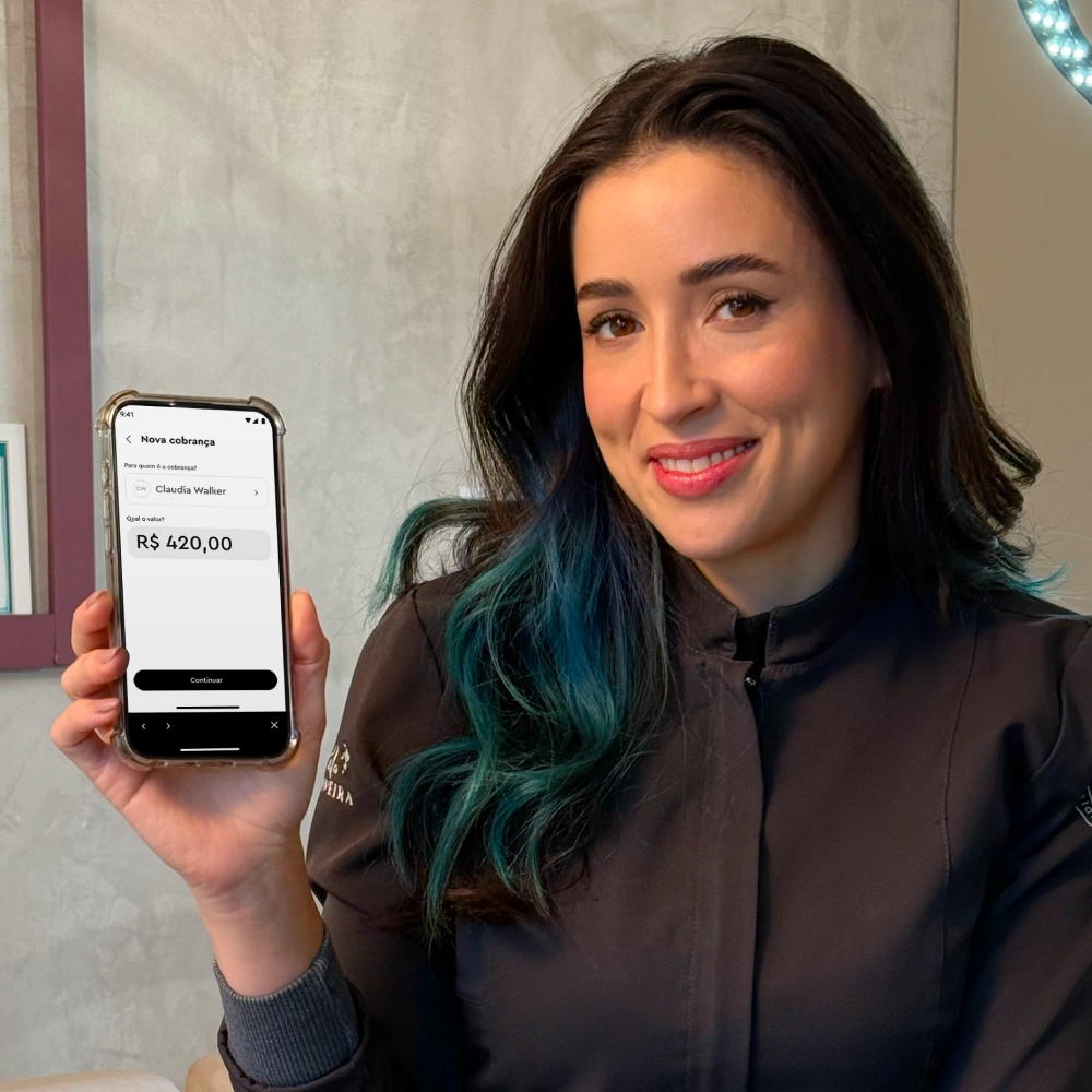 Foto com mulher em ambiente externo, apoiada em um carro, mostrando o celular. Na tela, o link de pagamento da InfinitePay