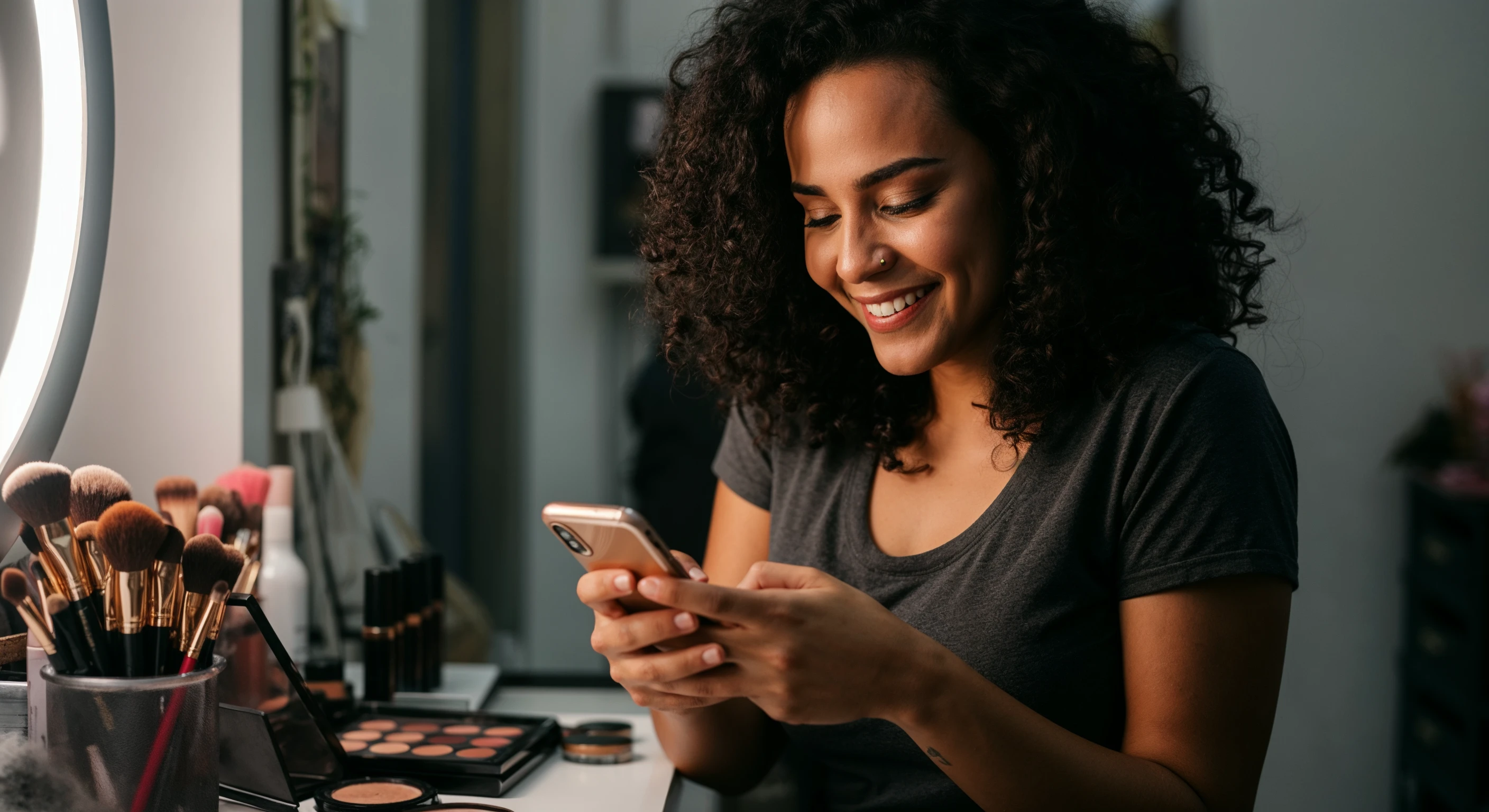 Foto mostra um homem segurando um celular sobre as pernas cruzadas. A tela mostra uma conversa no WhatsApp em que uma pessoa envia um link de pagamento para a outra. A imagem leva o selo da Mastercard de melhor taxa de aprovação
