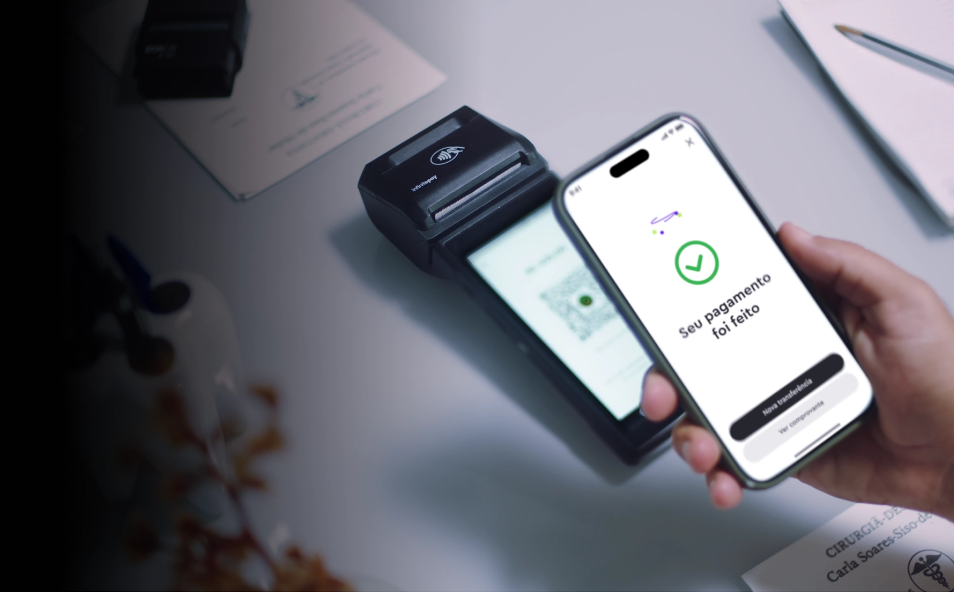 Chef de cozinha segurando um prato sofisticado em uma mão e uma máquina de cartão InfinitePay na outra. Ao fundo, um ambiente elegante com iluminação aconchegante e pratos gourmet sobre a mesa.