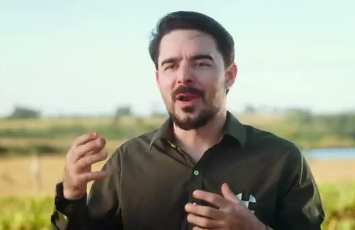 Márion Henry, da Seedron, conversando em meio a uma plantação de cana