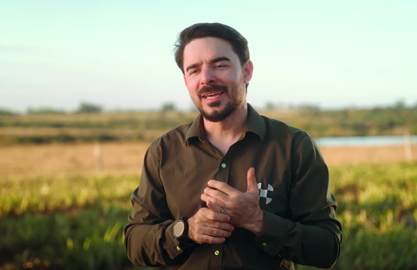 Márion Henry, da Seedron, conversando em meio a uma plantação de cana