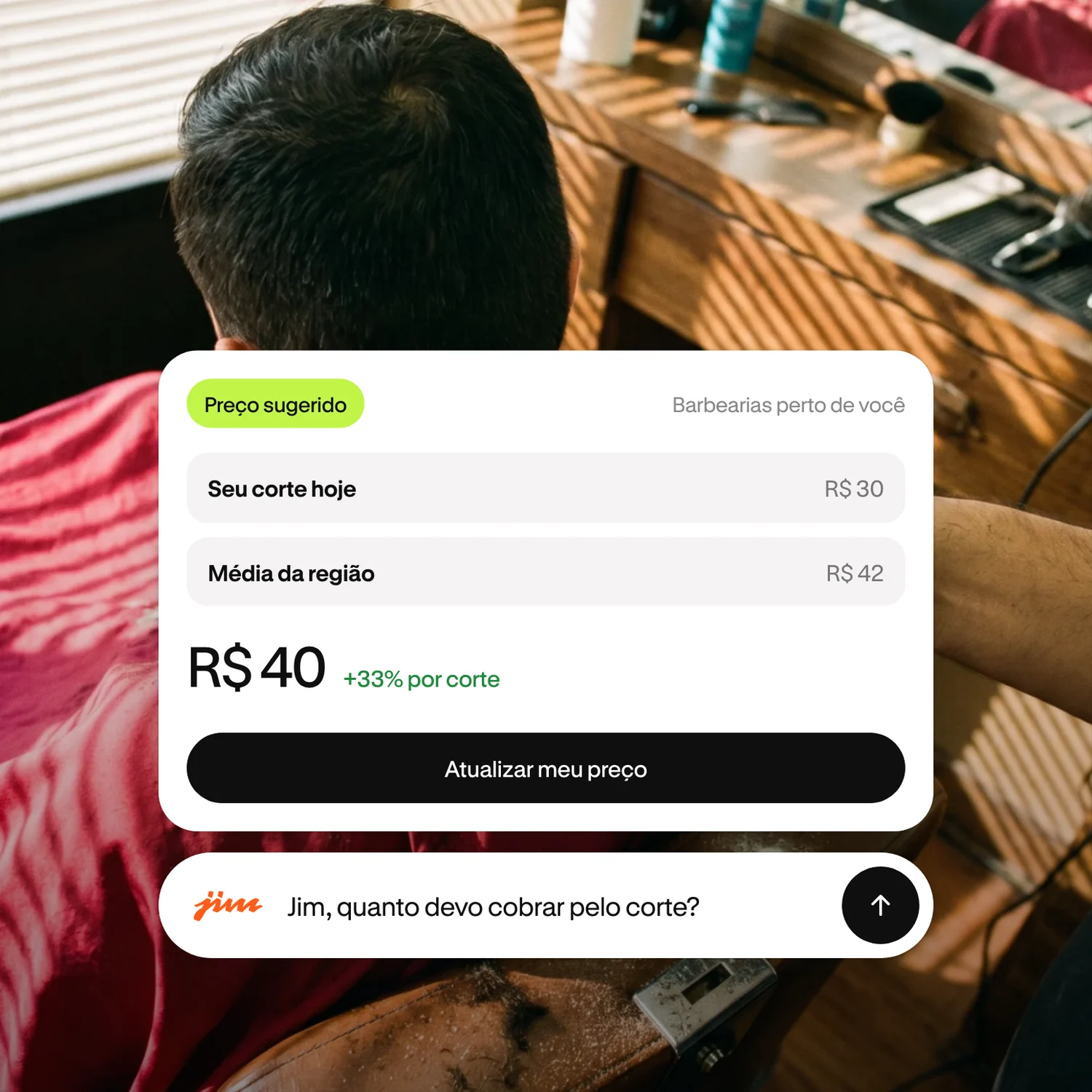 Barbeiro atendendo um cliente enquanto o Jim responde quanto cobrar pelo corte, sugerindo R$ 40 com base na média da região.