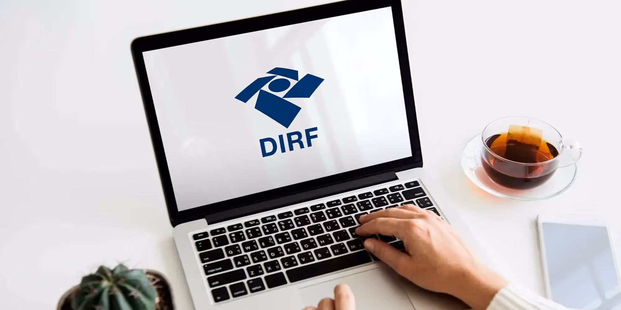 Um notebook posicionado numa mesa tendo a logo da DIRF aberta em sua tela para ilustrar o conteúdo dirf o que é 