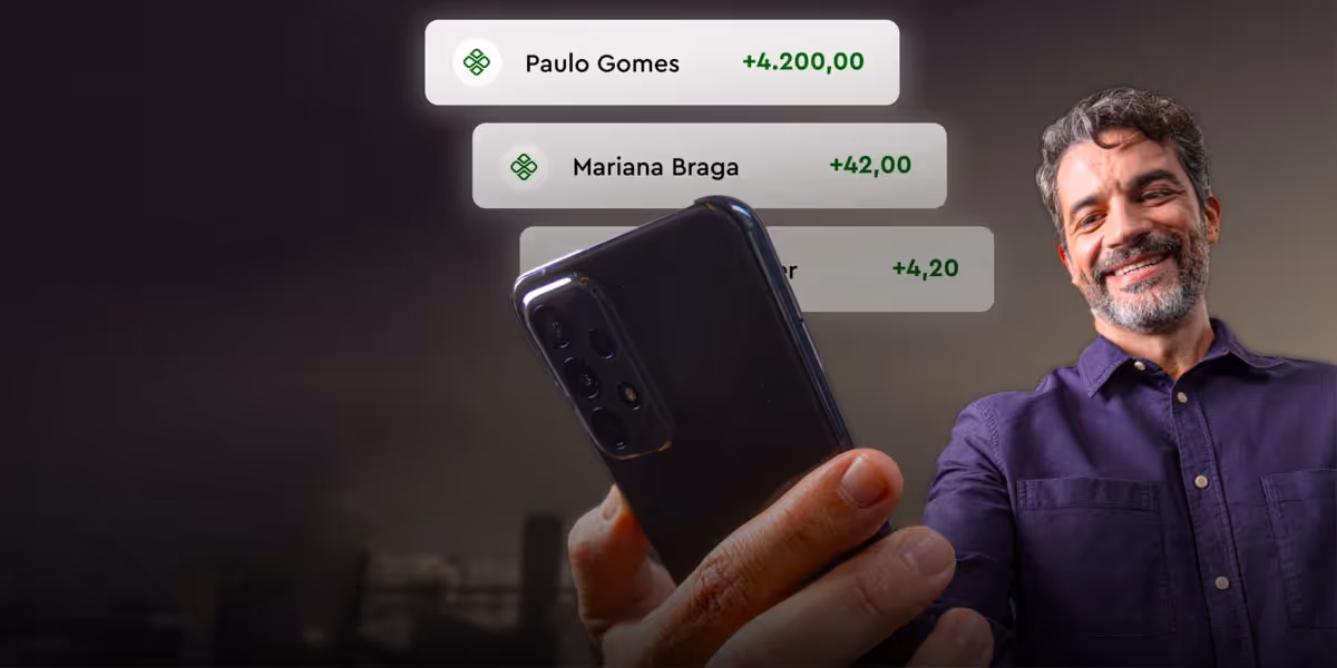 Homem utilizando seu celular, ilustrando o Dia dos Pais 2024. Na tela, aparecem depósitos Pix. Também mostra a escrita "Dia dos Pais: prepare seu negócio"