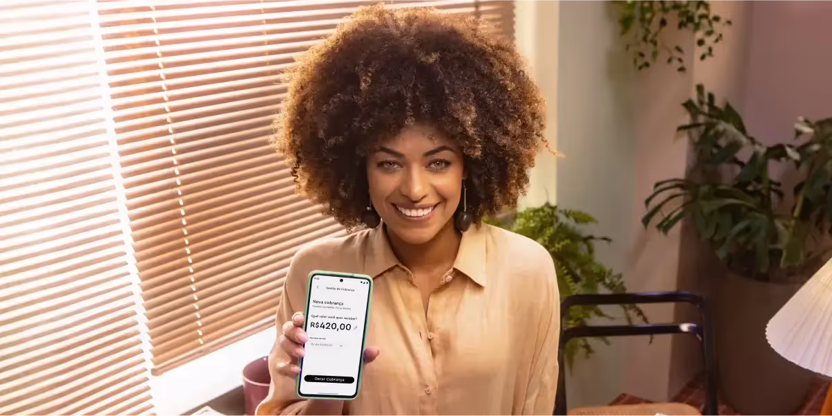 Mulher mostrando a tela do celular com uma cobrança automática feita no boleto parcelado