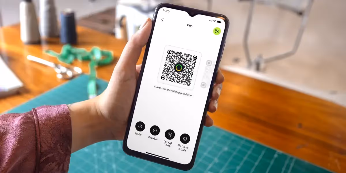 Mão segurando celular descobrindo como criar um Pix no app da InfinitePay.