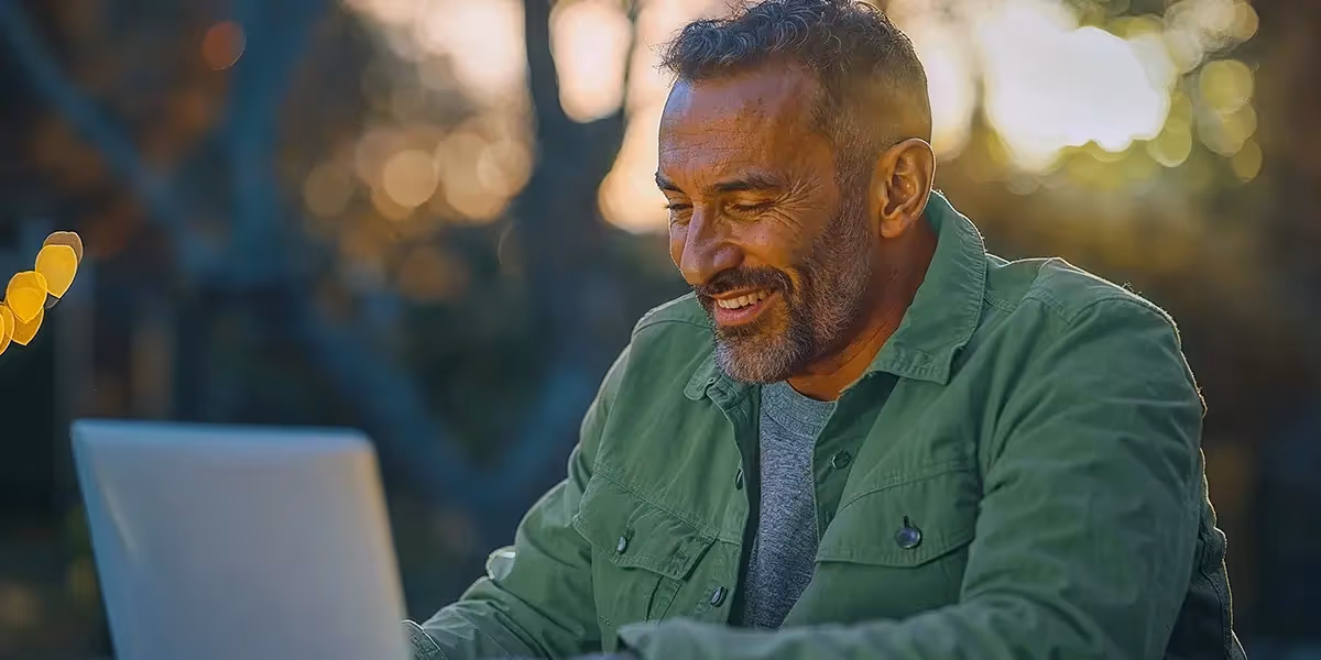 Homem criando loja virtual para iniciantes pelo laptop