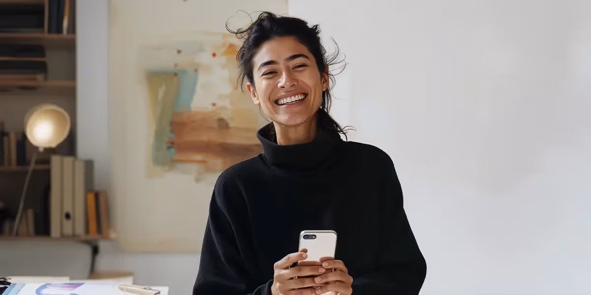 Mulher pesquisando como fazer um sorteio no Instagram