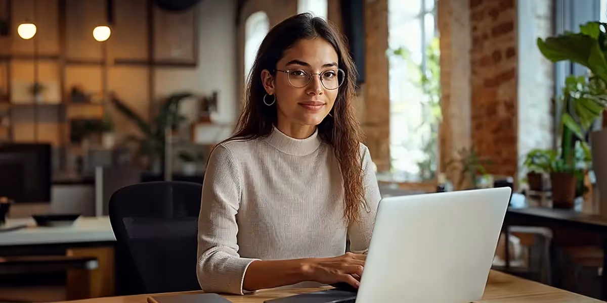 mulher em seu escritório, utilizando seu laptop para pesquisar sobre estoque de segurança e como calculá-lo.
