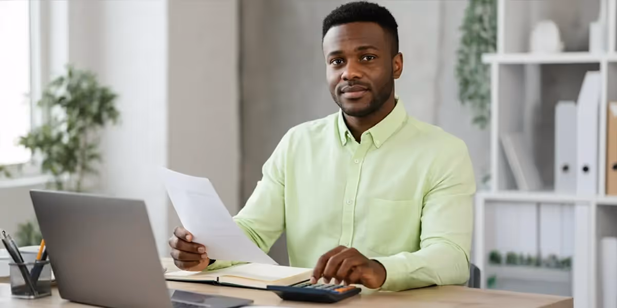 homem em seu escritório em casa, usando um notebook em sua mesa, pesquisando sobre o que é NIRE.