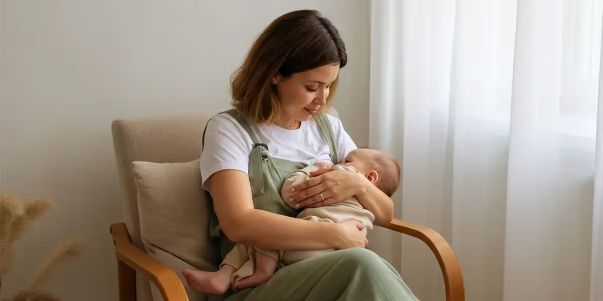 Mulher em um ambiente iluminado com um bebê no colo simbolizando a pesquisa por "auxílio-maternidade MEI