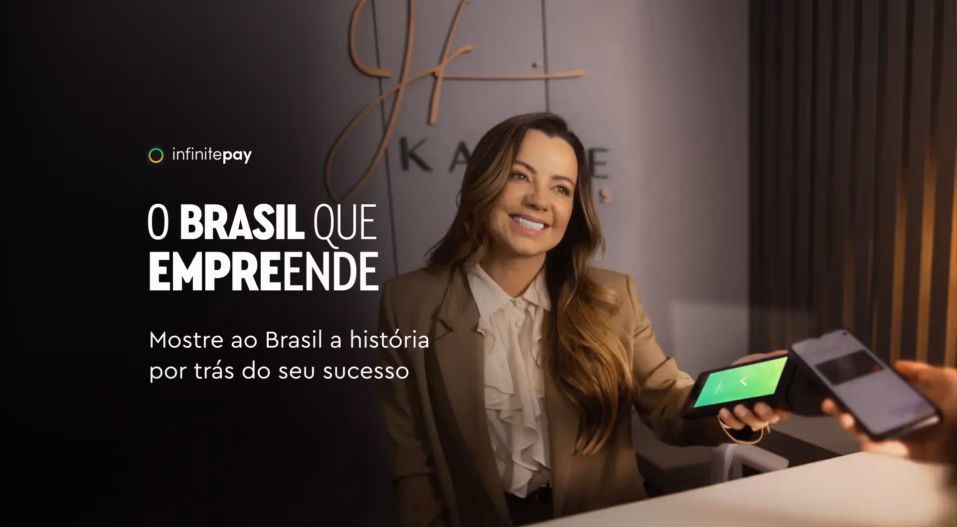 Mulher sorridente realiza pagamento por aproximação com maquinininha InfinitePay, acompanhada do texto “O Brasil que empreende – Mostre ao Brasil a história por trás do seu sucesso”.