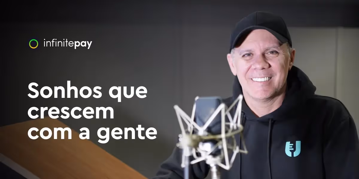 Wendel Bezerra está em frente a um microfone em estúdio. À esquerda, um texto “Sonhos que crescem com a gente” e o logotipo da InfinitePay.
