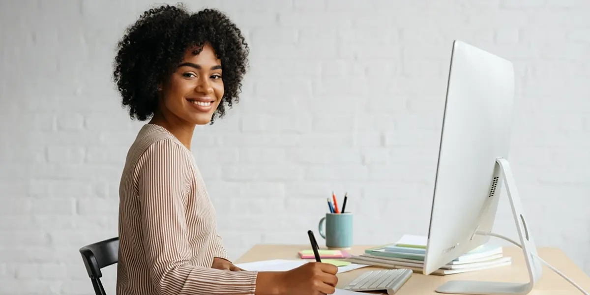 mulher em seu escritório, pesquisando em seu notebook qual a diferença entre irpf e irpj.