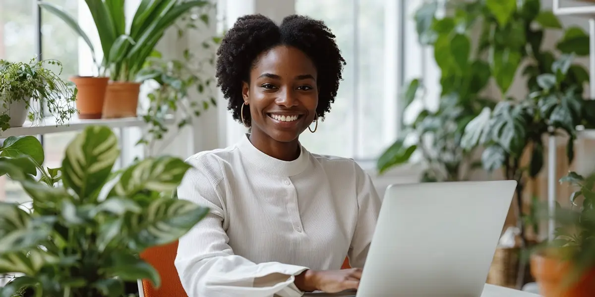 mulher em sua loja especializada em botânica, usando seu notebook para pesquisar sobre plano recorrente e seus benefícios.