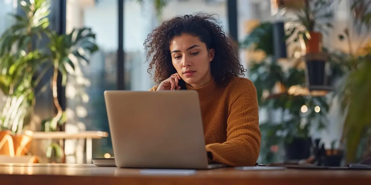 Mulher pesquisando o que é inadimplente