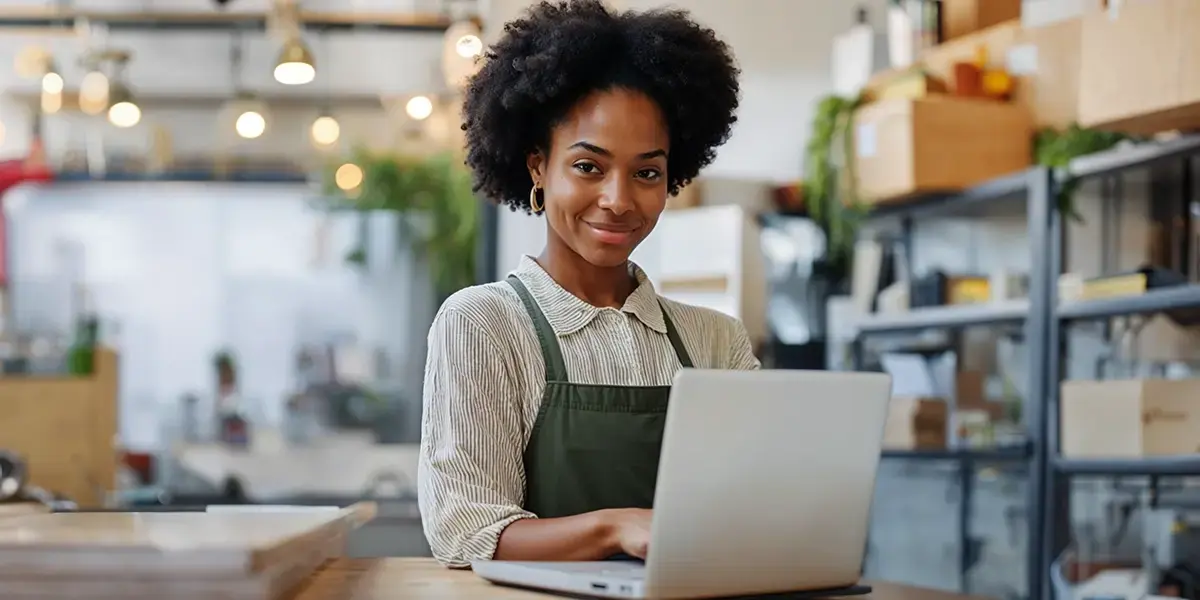 invoice: o que é? imagem ilustra mulher em seu escritório em casa, pesquisando em seu computador sobre o que é invoice.