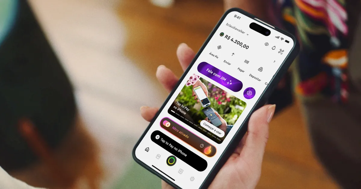 Como baixar maquininha no celular: tela de aplicativo financeiro mostrando saldo, opções de Pix, pagamento, depósito e funcionalidade de Tap to Pay no iPhone.