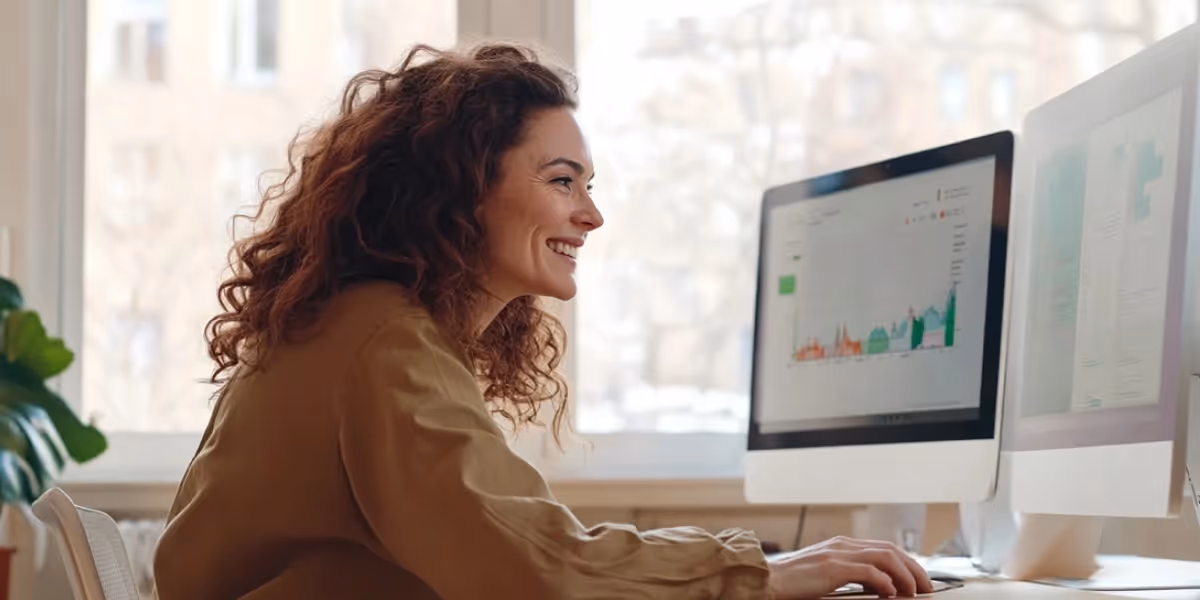 Foto mostra um homem segurando um celular sobre as pernas cruzadas. A tela mostra uma conversa no WhatsApp em que uma pessoa envia um link de pagamento para a outra. A imagem leva o selo da Mastercard de melhor taxa de aprovação