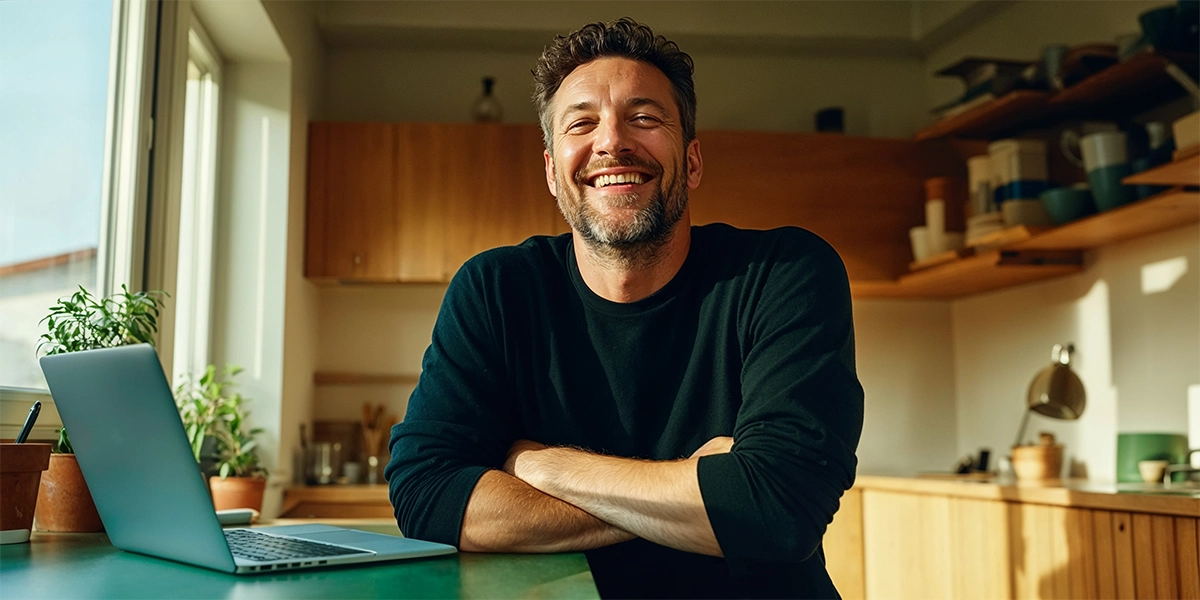 Foto mostra um homem segurando um celular sobre as pernas cruzadas. A tela mostra uma conversa no WhatsApp em que uma pessoa envia um link de pagamento para a outra. A imagem leva o selo da Mastercard de melhor taxa de aprovação