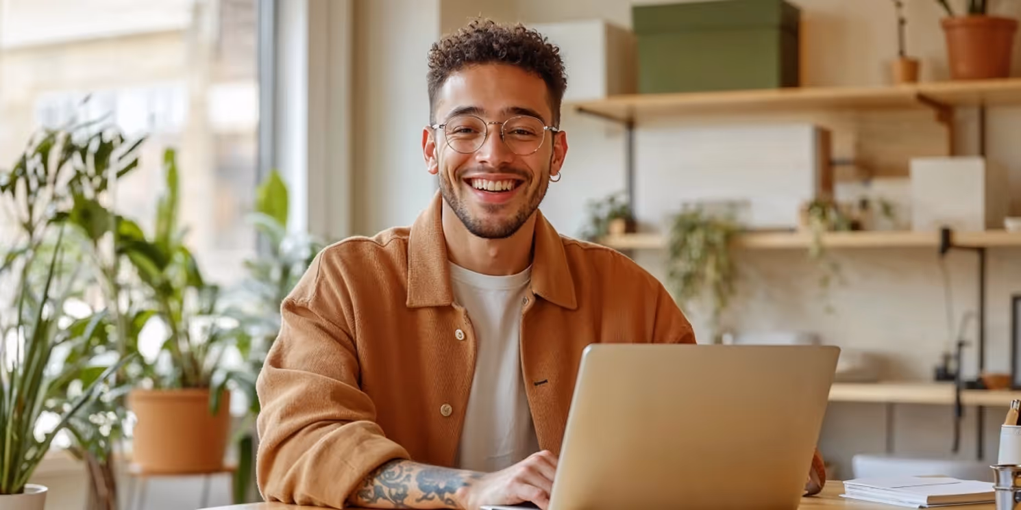 Foto mostra um homem segurando um celular sobre as pernas cruzadas. A tela mostra uma conversa no WhatsApp em que uma pessoa envia um link de pagamento para a outra. A imagem leva o selo da Mastercard de melhor taxa de aprovação